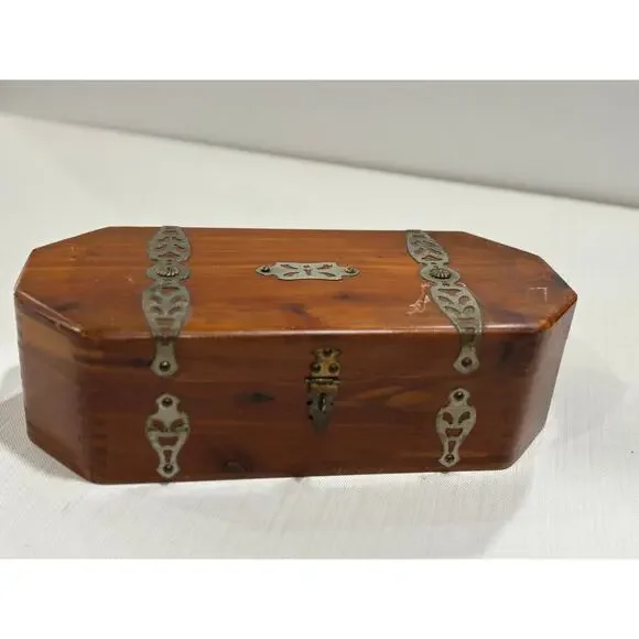 Vintage McGraw Box Company jewelry box, treasure chest w/ mirror blue lining - Picture 2 of 7